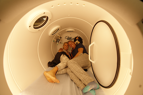couple in a hyperbaric oxygen therapy pod